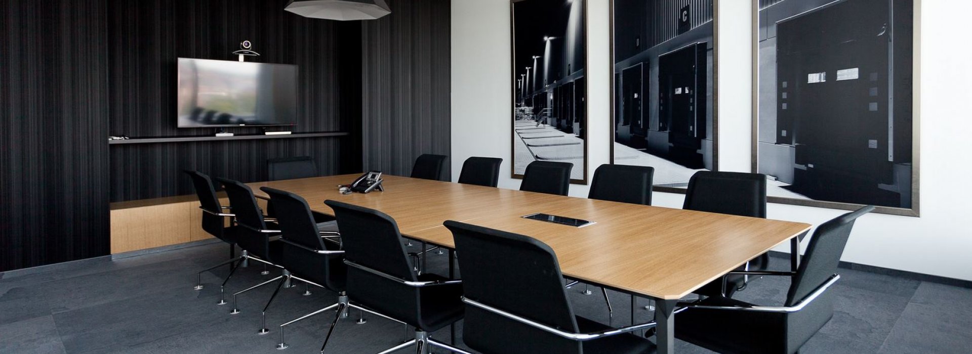 vank-loit-four-table-conference-roma-kulczyk-arrangement-1.jpg