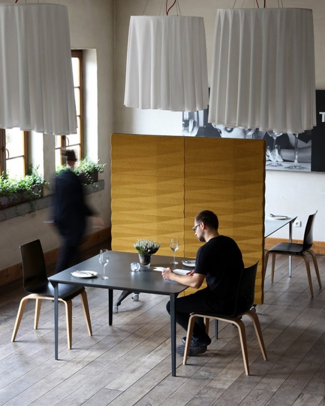 vank-four-square-table-pigi-chairs-wall1-restaurant-arrangement-2.jpg