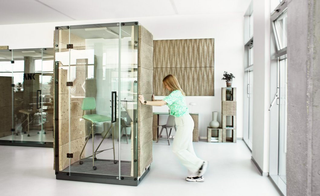 <i>ELLIPSE-LENS 1-person acoustic office pod with BIO_DARK biocomposite panels - mobile version</i><br>